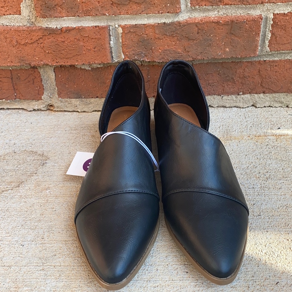 Universal thread woman’s casual flat shoes